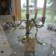 centre de table avec chandelier garni de fleurs d'arum