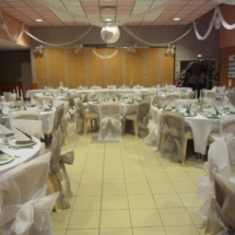 salle de mariage décorée avec le thème couleur gris et blanc