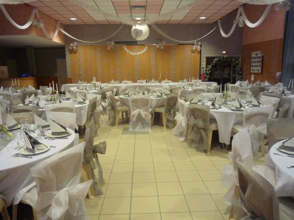 salle de mariage décorée avec le thème couleur gris et blanc