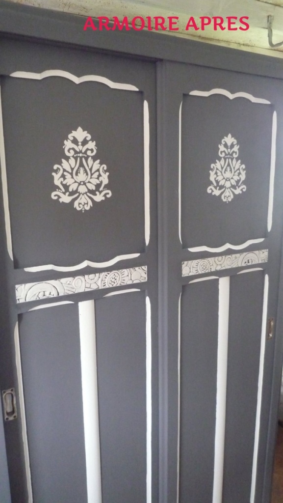 armoire patinée en gris et blanc avec grande arabesque dessinée à la main sur les portes