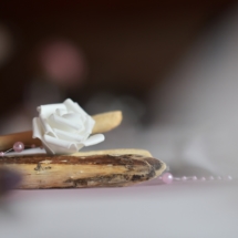 bois flotté avec fleurs blanches et guirlande de perles