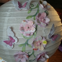 boule chinoise en papier décorée avec des fleurs et papillons en papier scrapbooking