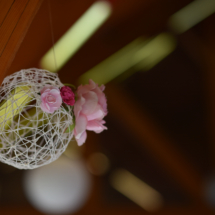 boule de fil fait main décorée avec fleurs en tissus