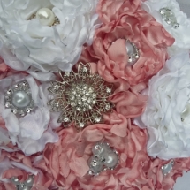 bouquet de mariée avec fleurs en satin et incrustations de perles et d'une broche bling bling