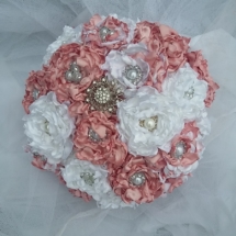 bouquet de mariée avec fleurs en satin