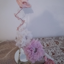centre de table avec une chaussure pailletée et fleurs en tissus