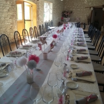 décoration de salle pour un baptême aux couleurs gris, blanc et rose