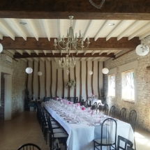 décoration de salle pour un baptême sur le thème couleur gris, blanc et rose