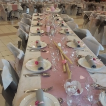 décoration de table thème bois flotté avec nappe blanche, chemin de table couleur vieux rose, coupelle de dentelle, branches de bois flotté, bougie, grand verre à martini et guirlande de perles rose