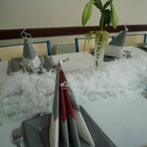 pour la décoration de table, les couleurs sont sobres, gris et blanc avec une petite touche de rouge pour le pliage de serviettes