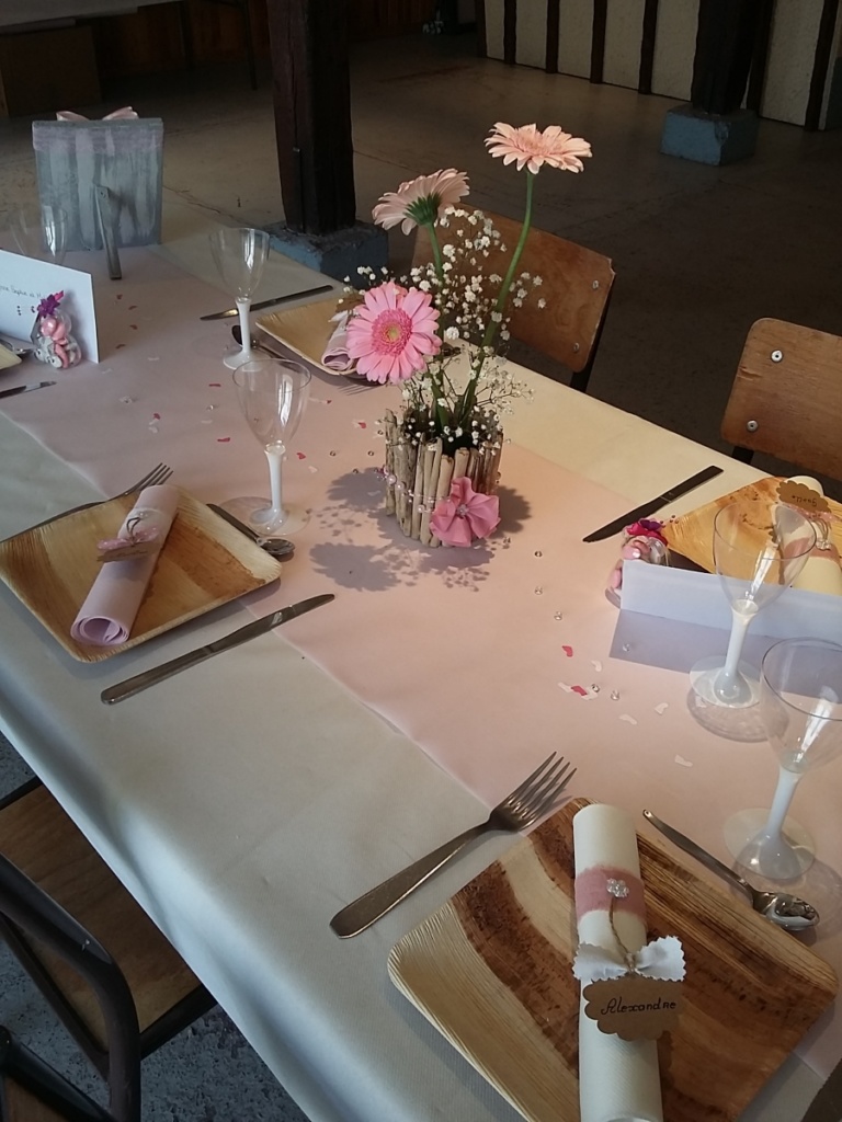 décoration de table sur le thème bois, couleur rose et blanc