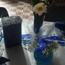décoration de table thème bleu nuit et mille et une nuit. sur la table est installés des rubans bleus de différentes tailles ( ça change des chemins de table avec des sets de table en tissus bleus transparents.