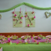 décoration de table thème majorette avec sur les murs des cadres en paille décorés de bâtons de majorette