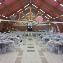 décoration de salle mariage thème bois flotté et couleur rose, gris et blanc