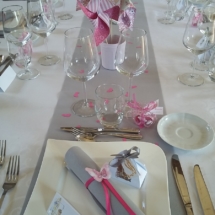 décoration de table pour baptème sur le thème gris blanc et rose