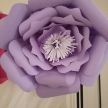 fleur géante en papier cartonné couleur mauve et coeur blanc