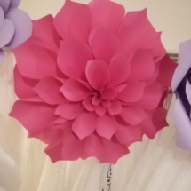 fleur géante en papier cartonné fushia