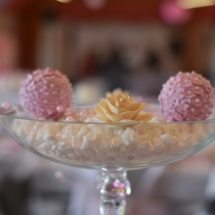 comme centre de table, grand verre à martini rempli de cailloux blancs, de fleurs en bois et de boules de fleurs en papier fait main