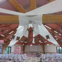 gros noeud fait avec le reste des tentures, décoré avec des roses et une guirlande just married