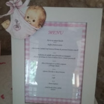 le menu a été tout simplement encadré dans un cadre simple blanc, sur le devant est collé un dessin de bébé, le même que pour les guirlandes