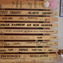 menu du mariage fait avec une palette et différentes police d'écritures pour détailler le menu