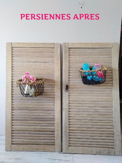 persiennes décorées avec des paniers pour une décoration dans une salle de bain