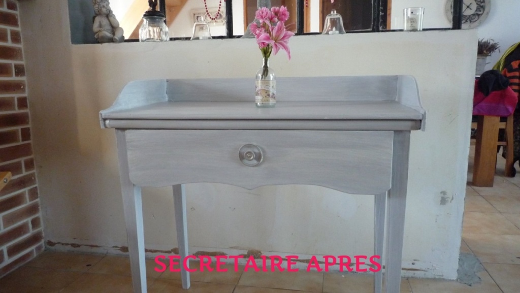 petite table secrétaire peinte en gris clair et patine blanche