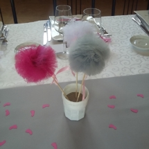 ces pompons ont été fait main avec du voilage de couleur gris rose et blanc