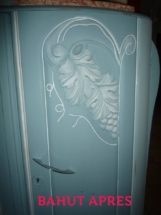 porte de bahut avec moulure légèrement patinée en blanc pour obtenir un effet légèrement poudré