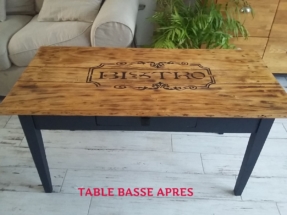 table basse dont les pieds ont été peint en noir, le dessus a été ciré en chêne clair et une arabesque bistro peint dessus