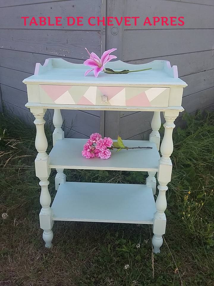 table de chevet peinte avec des couleurs poudrées, vert tendre,blanc et rose