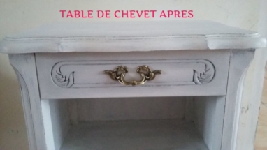 table de chevet patinée gris et blanc. la poignée a simplement été nettoyée.