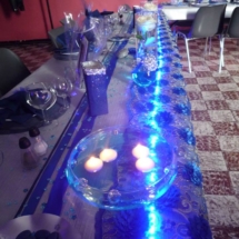 table d'honneur illuminée avec des rubans à led bleu