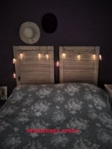 tête de lit avec les persiennes restaurées
