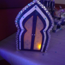 urne en forme de porte orientale illuminée avec une bougie à led