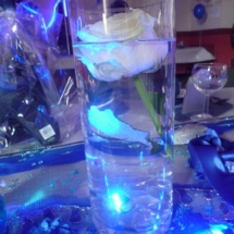 vase avec rose immergée et bougie à led submersible de couleur bleu