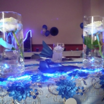 vases avec fleurs immergées et bougie à led submersible de couleur bleu