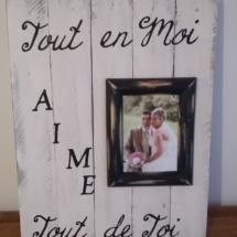 cadre en bois de palette patiné blanc avec inscription et cadre photo noir SUR MESURE et PERSONNALISE