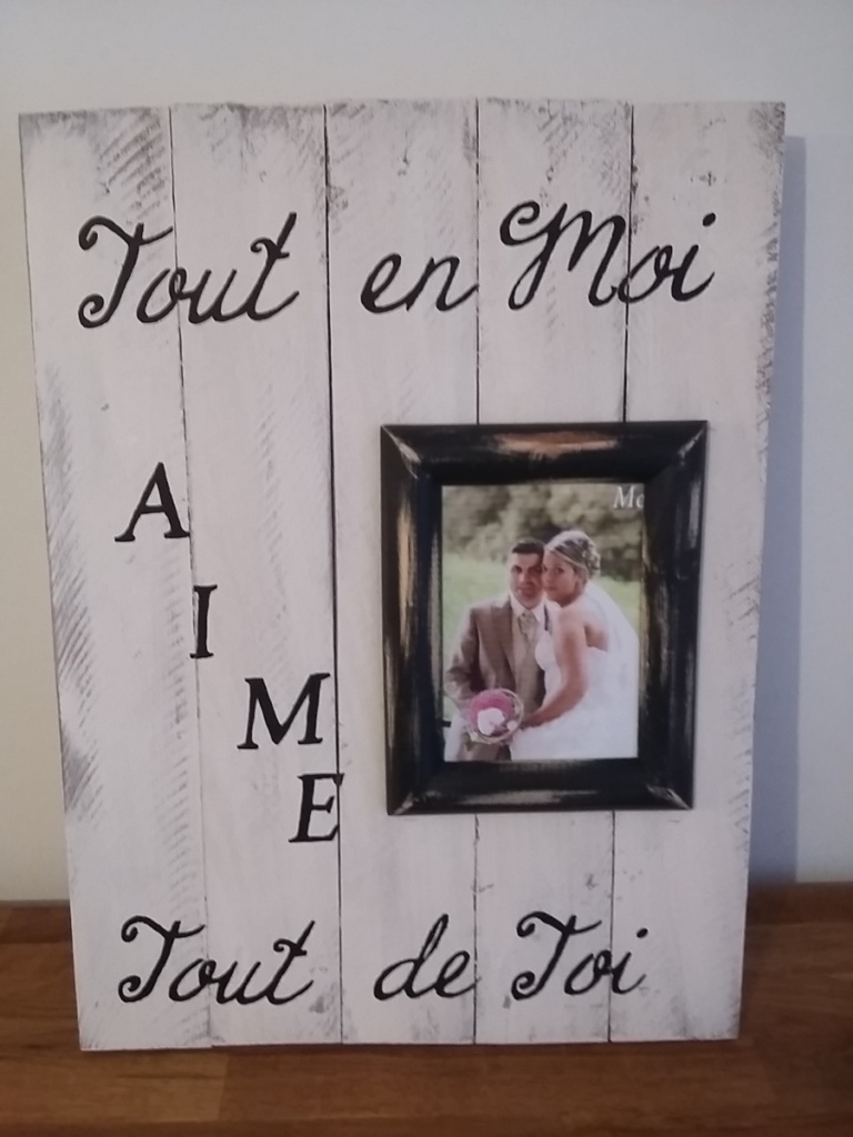 cadre en bois de palette patiné blanc avec inscription et cadre photo noir SUR MESURE et PERSONNALISE