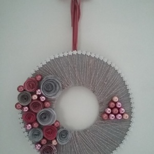 couronne de Noël avec fil de laine couleur gris, petites boules de noël rose et rosettes grises et roses en papier