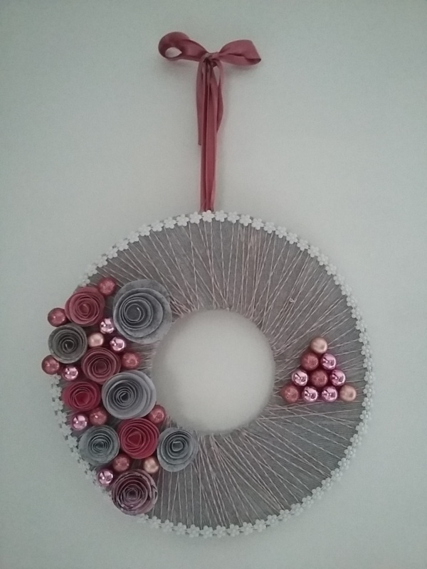 couronne de Noël avec fil de laine couleur gris, petites boules de noël rose et rosettes grises et roses en papier