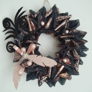 couronne de noël en tissus noir et or rose avec plume en strass noir et plume or rose