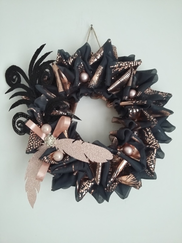 couronne de noël en tissus noir et or rose avec plume en strass noir et plume or rose