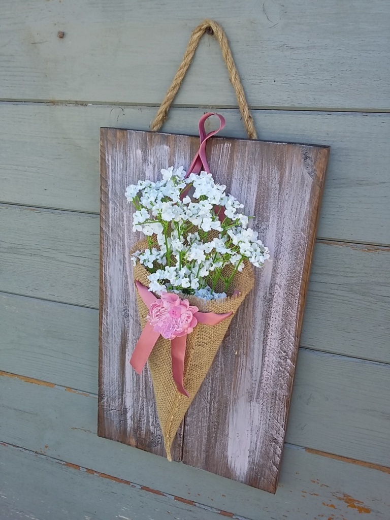 cône en toile de jute sur cadre en bois teinté avec une légère patine rose tendre