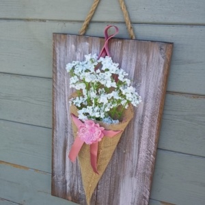 cône en toile de jute sur cadre en bois teinté avec une légère patine rose tendre