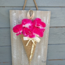 cône en toile de jute avec noeud en satin crème et ruban de bouton crème servant de pot de fleurs sur cadre en bois