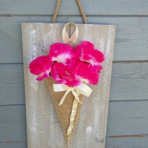 cône en toile de jute avec noeud en satin crème et ruban de bouton crème servant de pot de fleurs sur cadre en bois