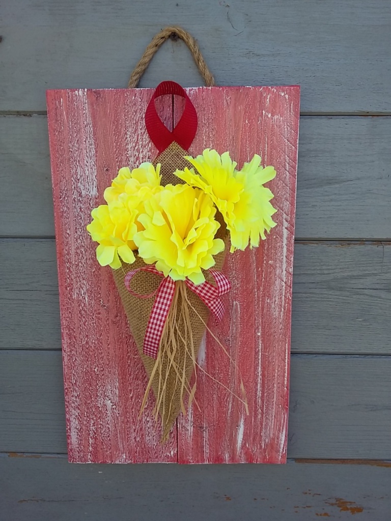 cône en toile de jute sur cadre en bois peint en rouge avec une légère patine blanche.