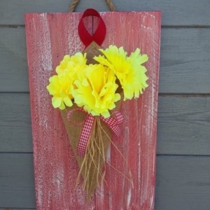 cône en toile de jute sur cadre en bois peint en rouge avec une légère patine blanche.