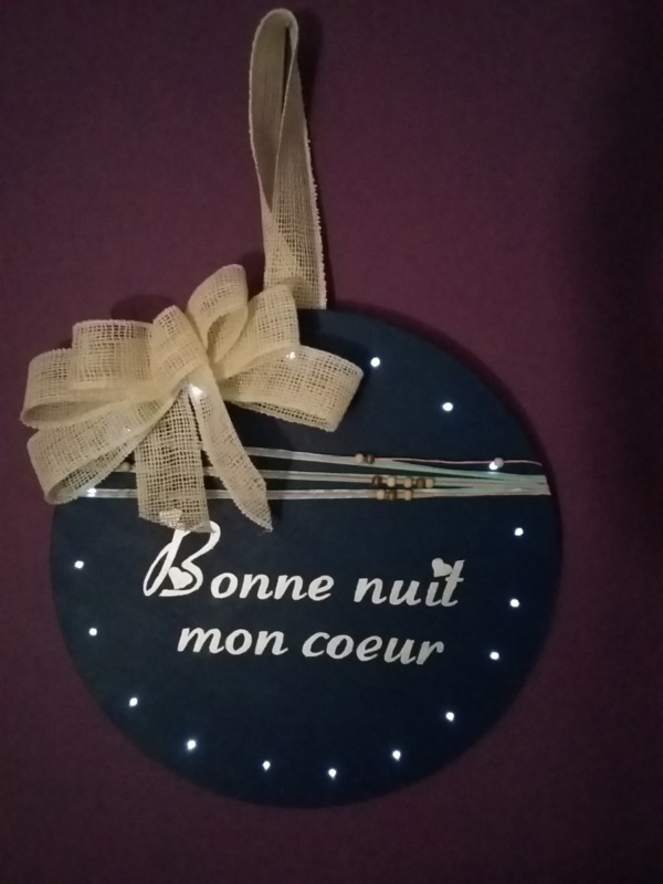 décor de porte bonne nuit illuminée par une guirlande à led.